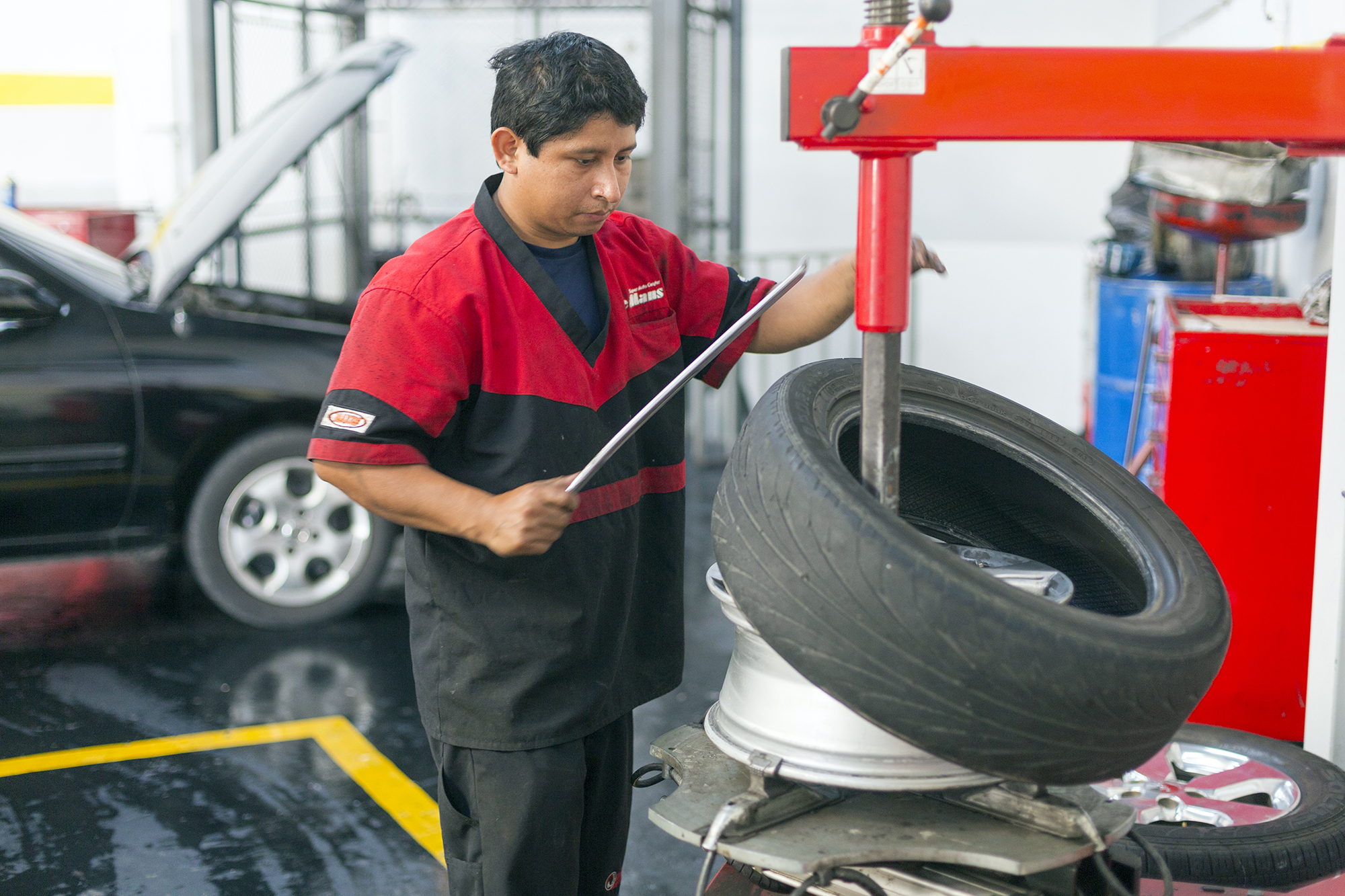 2122 Car Mechanic In Garage Pum Llantas Y Servicios Copyright Stuart Freedman