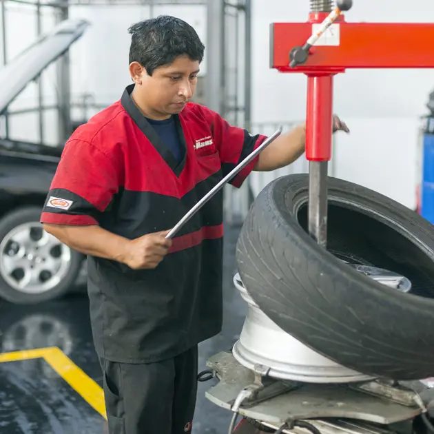 2122 Car Mechanic In Garage Pum Llantas Y Servicios Copyright Stuart Freedman