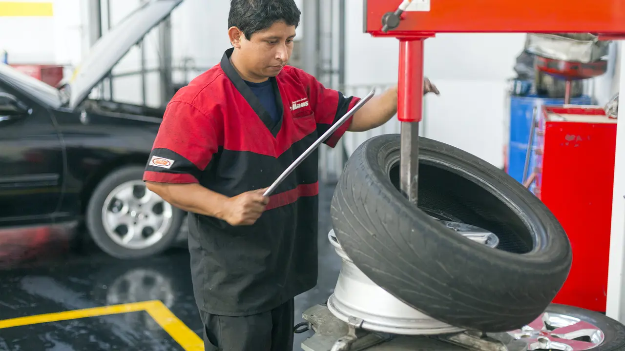 2122 Car Mechanic In Garage Pum Llantas Y Servicios Copyright Stuart Freedman