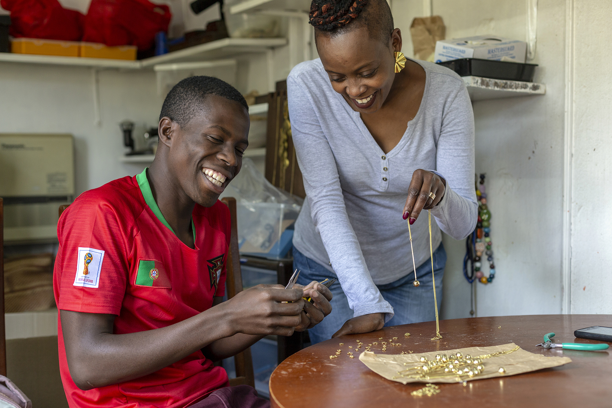 2120 Woman And Man Making Jewellery Tbn Bawa Hope Copyright Stuart Freedman