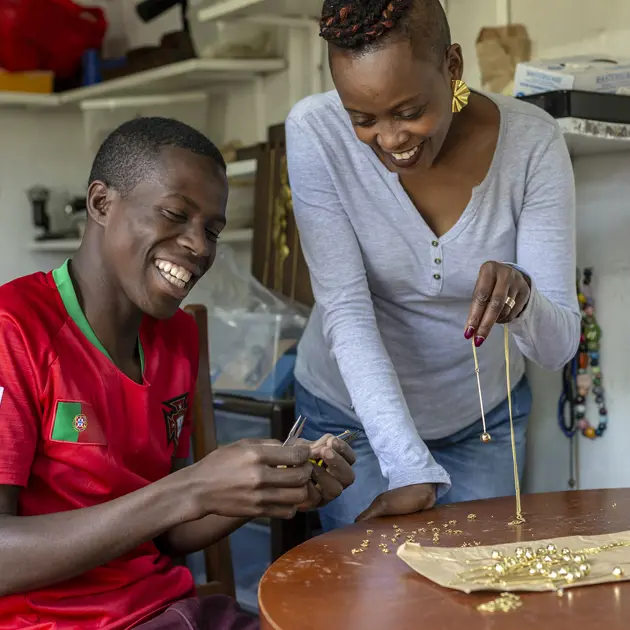 2120 Woman And Man Making Jewellery Tbn Bawa Hope Copyright Stuart Freedman