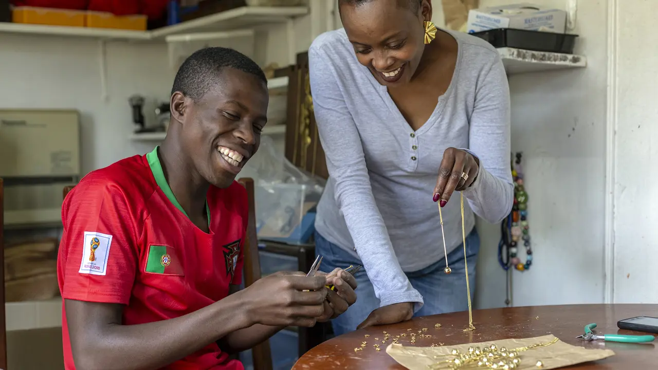 2120 Woman And Man Making Jewellery Tbn Bawa Hope Copyright Stuart Freedman