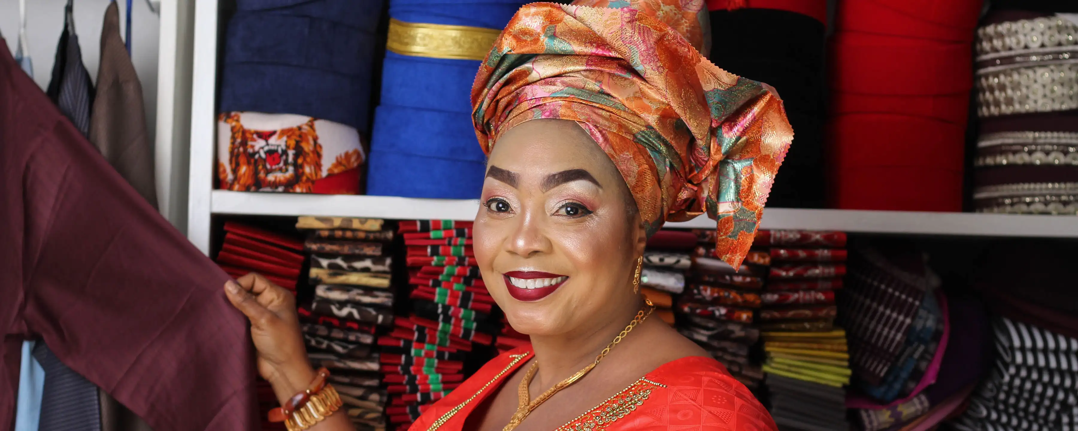 Woman with headdress in clothing shop Img 0719 15