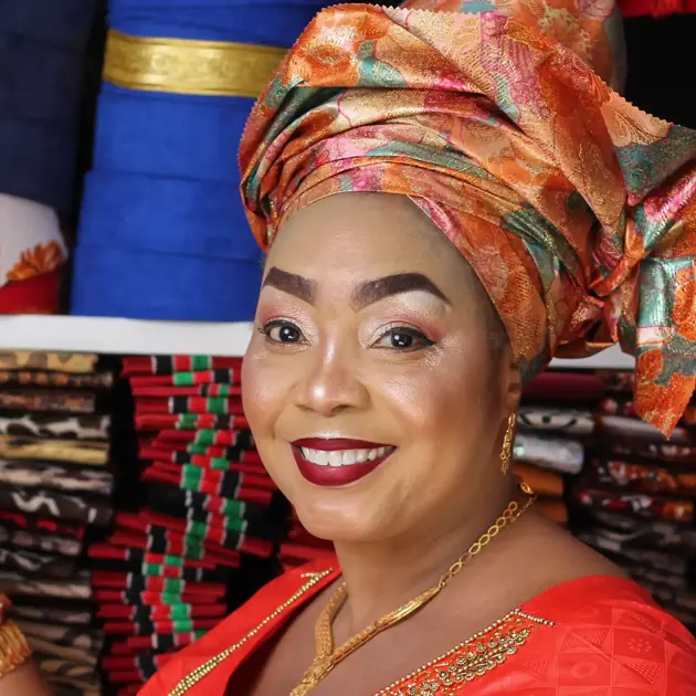 Woman with headdress in clothing shop Img 0719 15