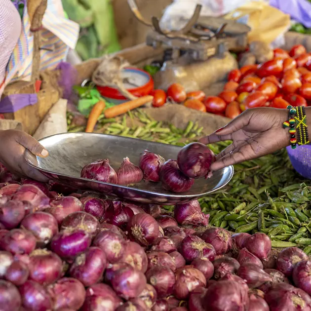2116 Two Women At Market With A Tray With Veggies Gichangicereals Ygap Stuart Freedman