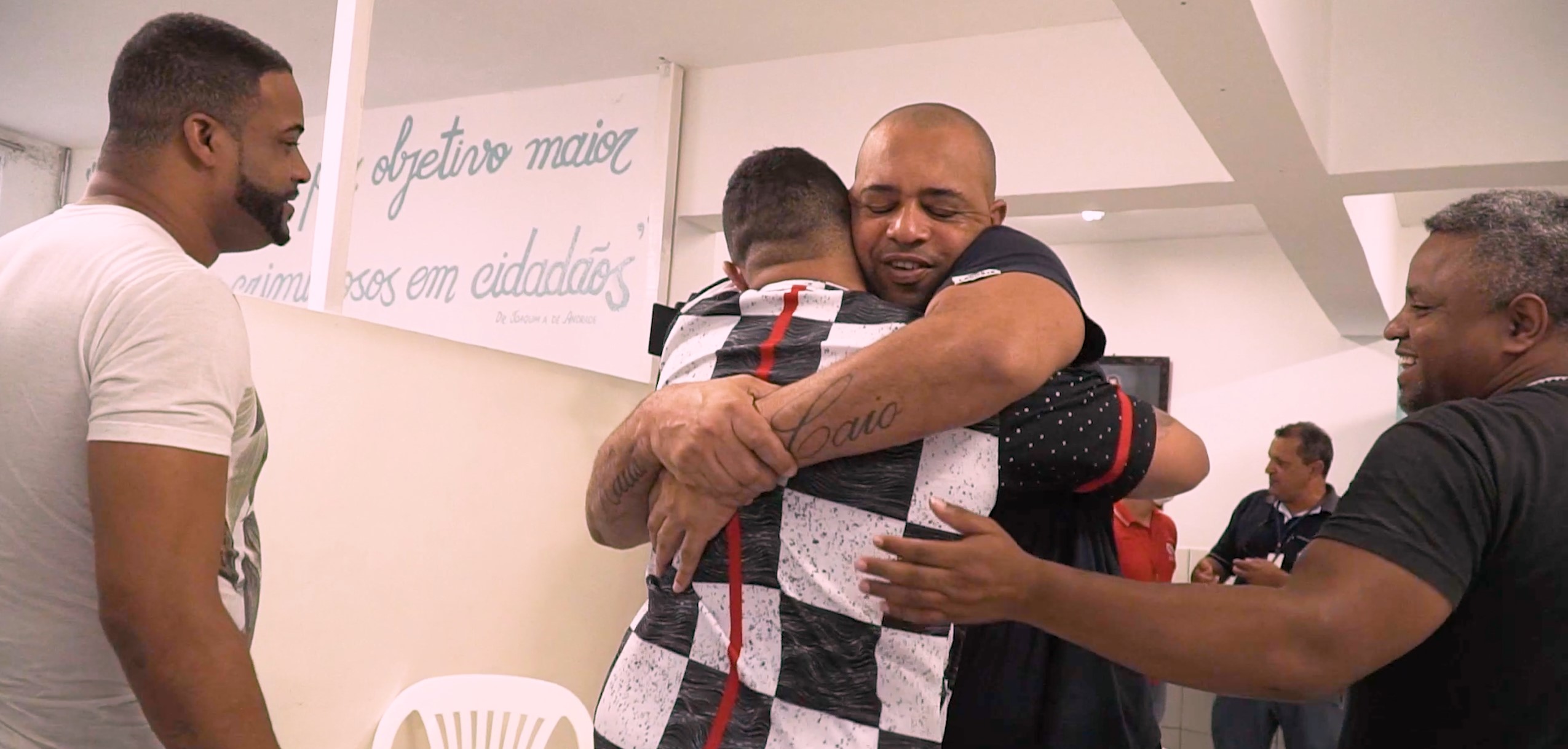 Men hugging Proposta De Foto 3
