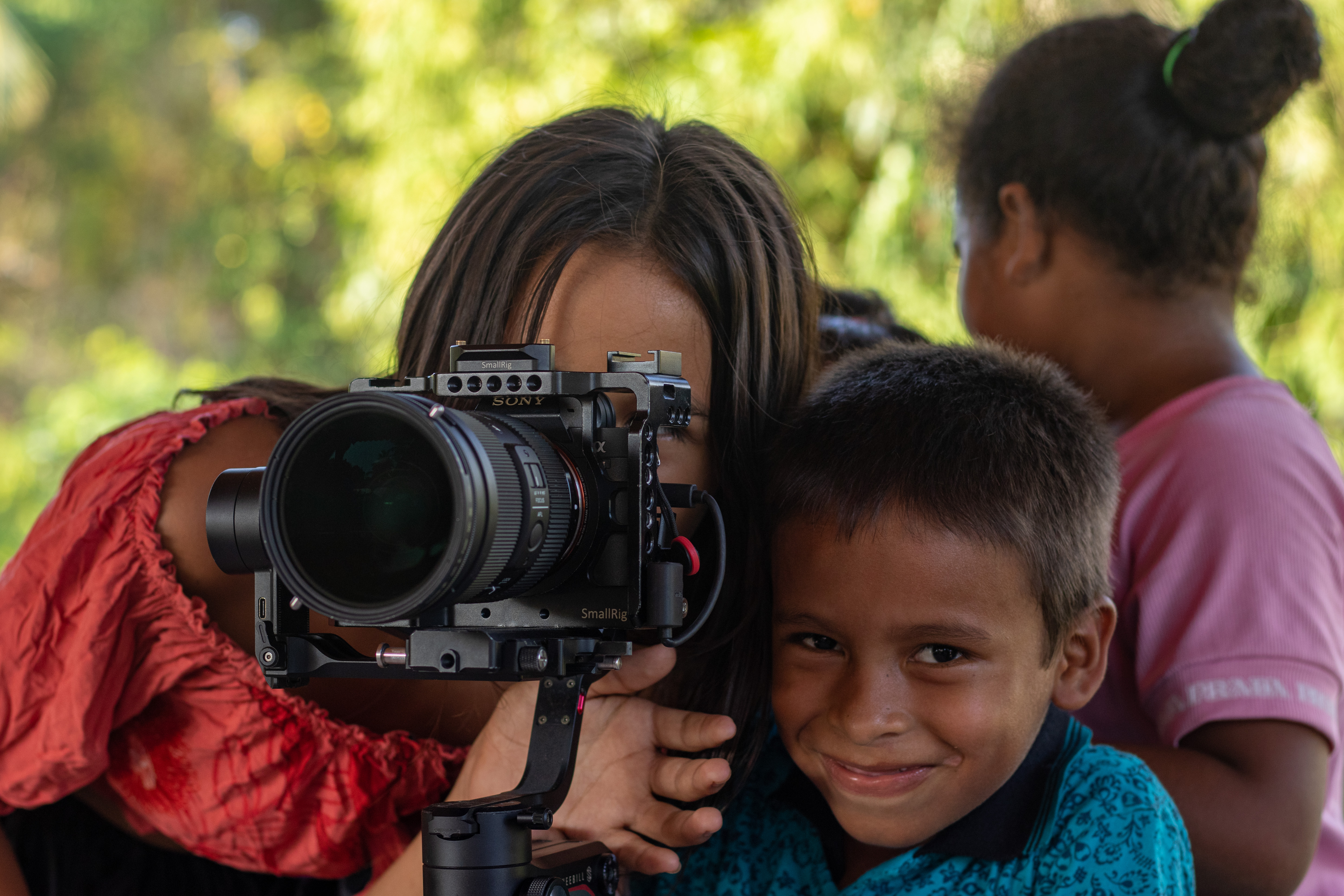 Children looking through camera IMG 0955