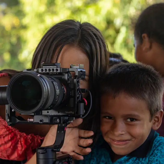 Children looking through camera IMG 0955