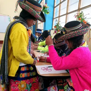 Estudiantes Del Colegio Sarhua Elaborando La Linea De Su Vida César Gálvez Alarcon