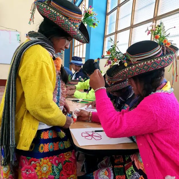 Estudiantes Del Colegio Sarhua Elaborando La Linea De Su Vida César Gálvez Alarcon