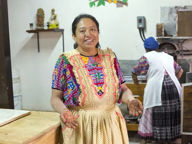 12 Woman With Hands Covered In Chocolate Alterna Dona Pancha Copyright Stuart Freedman