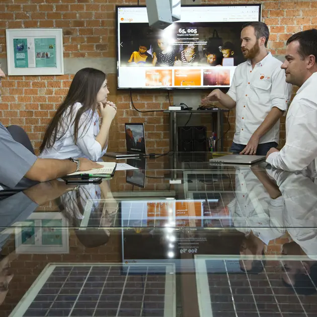 2113 Three Men And A Woman In Meeting Agora Kingo Copyright Stuart Freedman