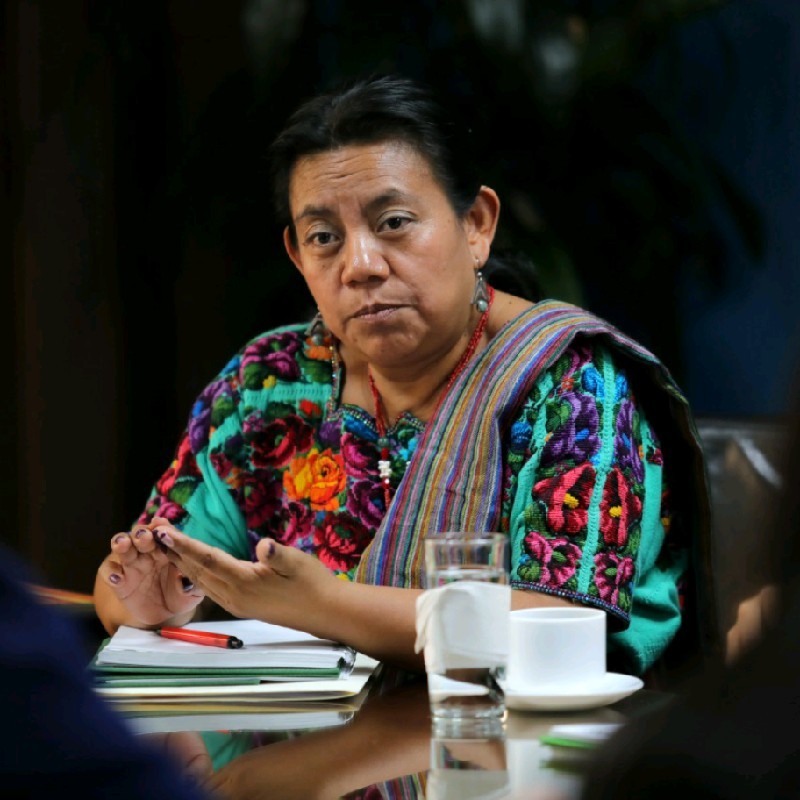 Woman at desk Mariatuyucli