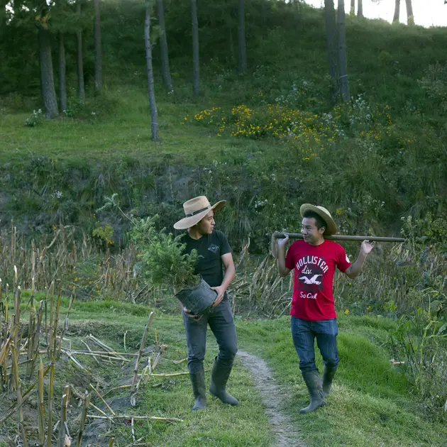 2138 Two Men Walking In Field Pinabetes Alterna Stuart Freedman