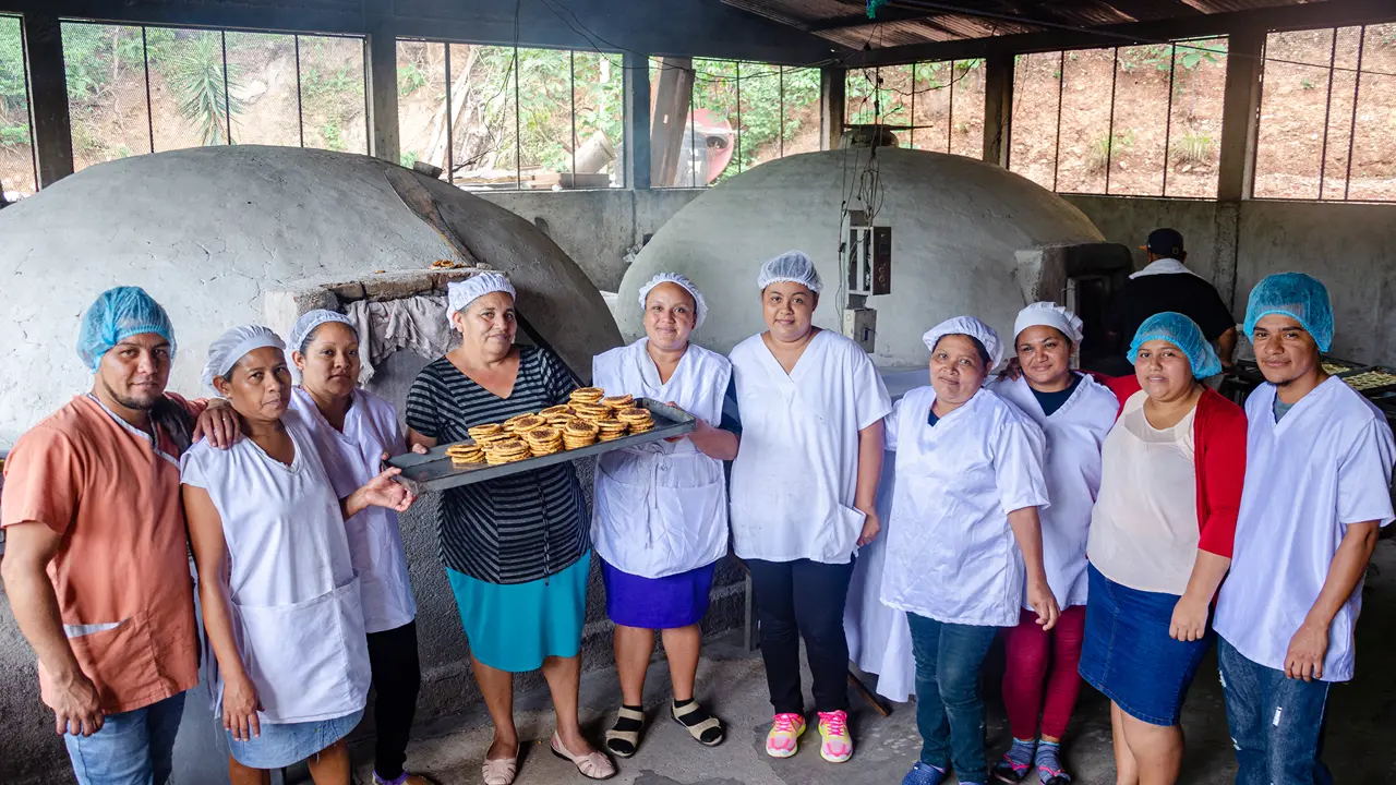 2132 Bakers In Front Of Ovens Rosquilleria Jazmina Agora Copyright Thriive Nicarargua
