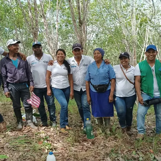 Group of people in forest Fundacion Rubbercorp 6