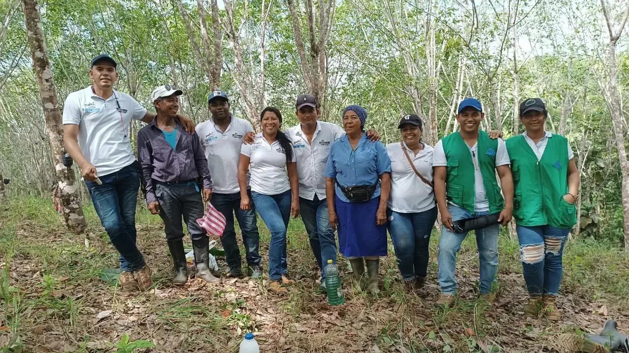 Group of people in forest Fundacion Rubbercorp 6