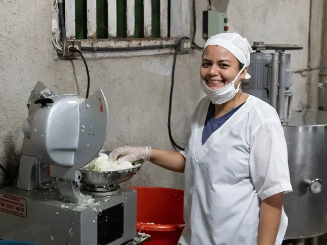 33 Lady At Food Processor Agora Mama Gollita Copyright Thriive Nicaragua