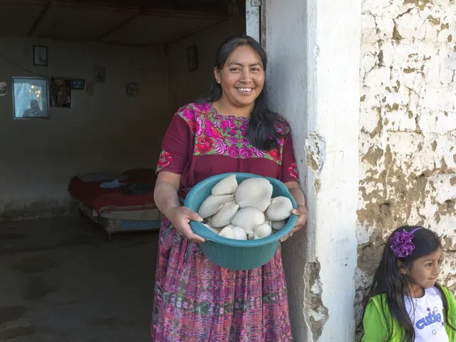 30 Woman Holding Mushrooms Lirio De Los Valles Alterna Copyright Stuart Freedman