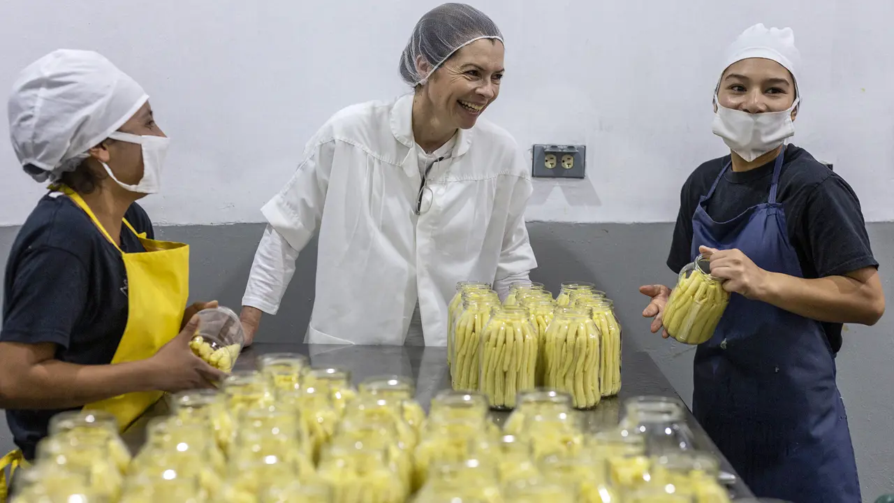 2153 Women Jar Baby Corn Dentagro Bpeace Copyright Stuart Freedman
