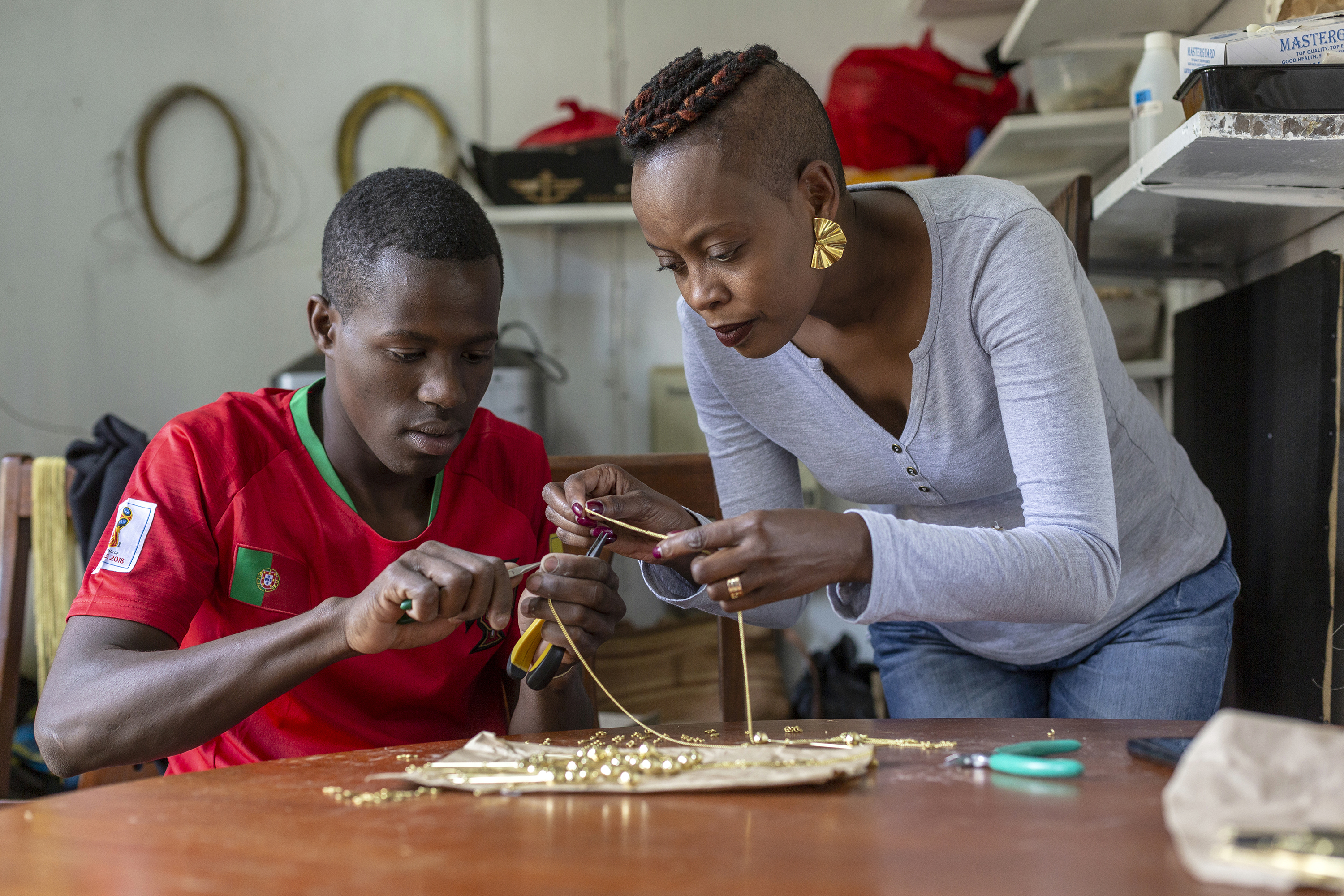 Making Jewelry Blue Inventure Bawa House Copyright Stuart Freedman
