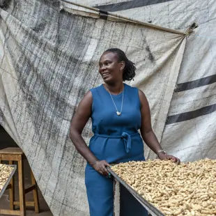 2151 Woman With Trays Of Peanuts Iungo Mashamba Copyright Stuart Freedman