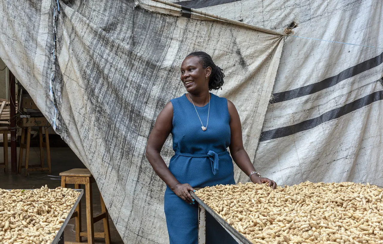 2151 Woman With Trays Of Peanuts Iungo Mashamba Copyright Stuart Freedman