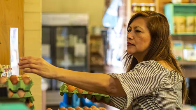 12 Woman Making An Egg Display Pomona Mercadito De Lola Copyright Stuart Freedman Banner