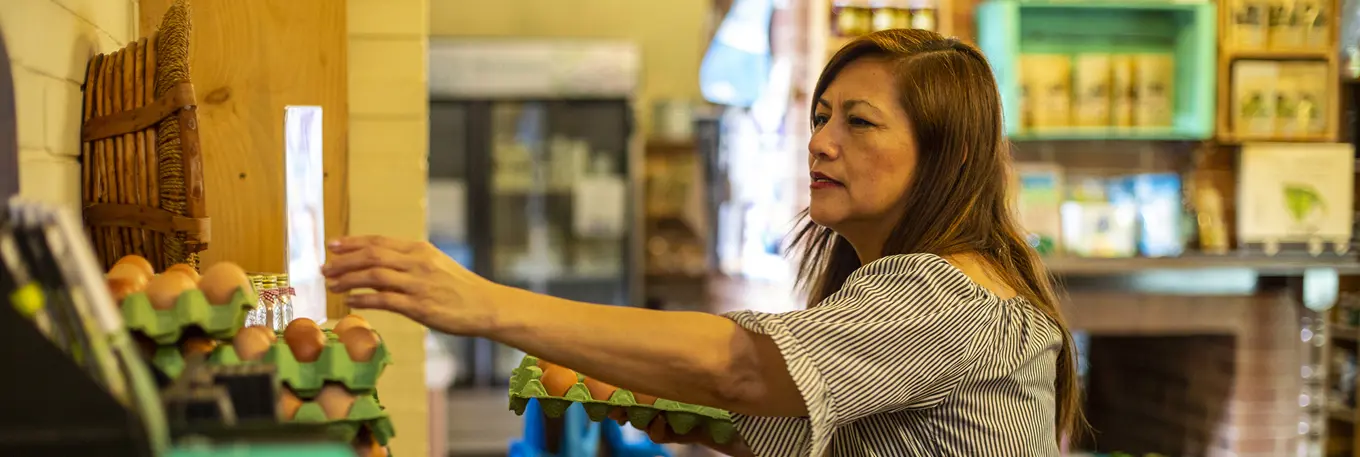 12 Woman Making An Egg Display Pomona Mercadito De Lola Copyright Stuart Freedman Banner